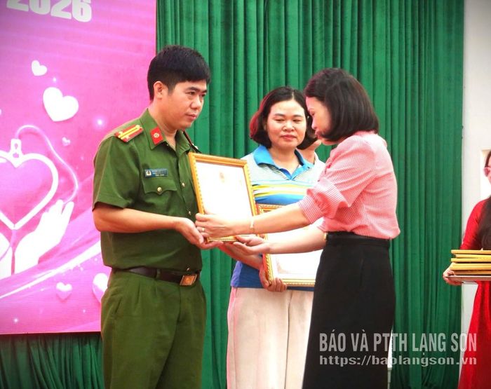 Lãnh đạo UBND xã Kiên Mộc trao giấy khen của Chủ tịch UBND xã cho tập thể Công an xã vì đã có thành tích xuất sắc trong phong trào hiến máu tình nguyện
