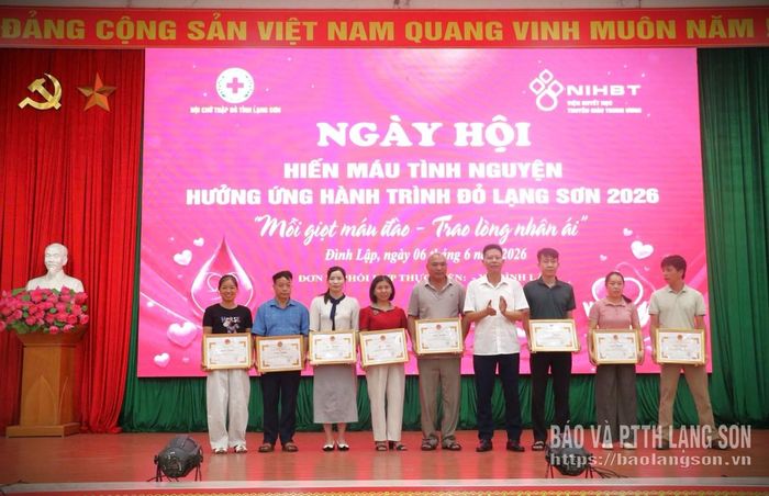 Lãnh đạo UBND xã Thái Bình trao giấy khen của Chủ tịch UBND xã cho các tập thể, cá nhân đã có thành tích xuất sắc trong phong trào hiến máu tình nguyện