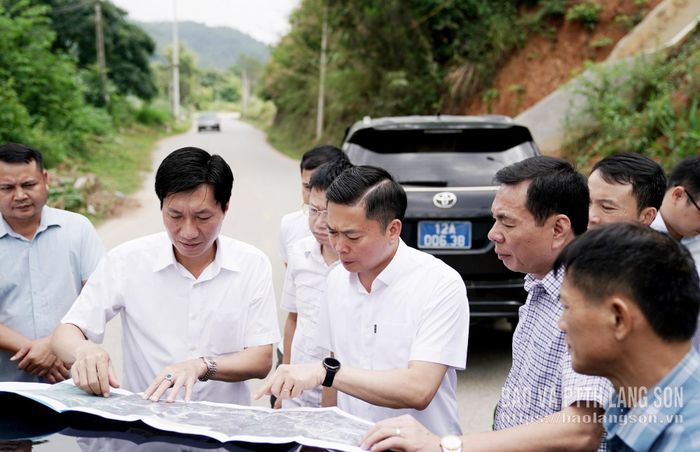 Đồng chí Phó Chủ tịch Thường trực UBND tỉnh khảo sát thực địa phương án cải tạo, nâng cấp đường Bến Bắc - Khuổi Mạ - Khánh Khê