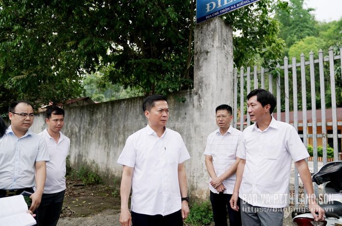 Đồng chí Phó Chủ tịch Thường trực UBND tỉnh trao đổi một số nội dung với chủ đầu tư dự án tại buổi khảo sát