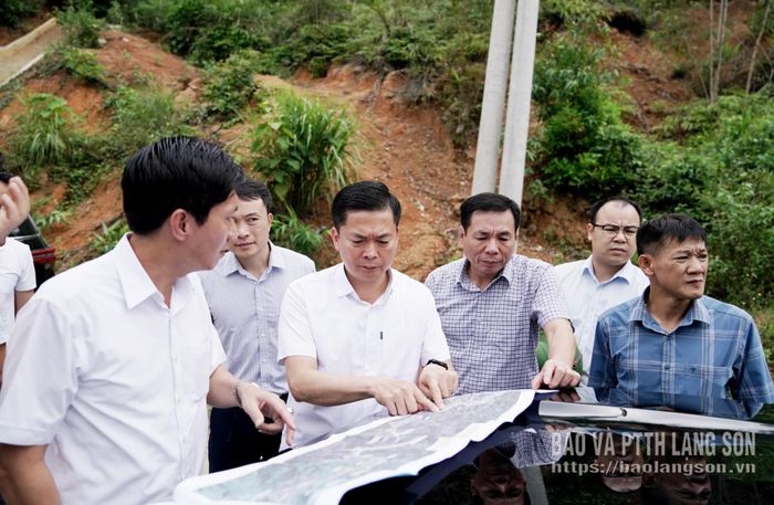Đồng chí Đinh Hữu Học, Ủy viên Ban Thường vụ Tỉnh ủy, Phó Chủ tịch Thường trực UBND tỉnh xem xét phương án xây dựng tuyến đường của dự án