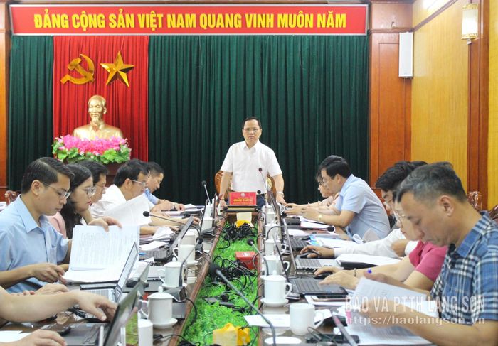 Đồng chí Hoàng Văn Tài, Tỉnh ủy viên, Trưởng Ban Kinh tế - Ngân sách HĐND tỉnh phát biểu kết luận cuộc họp thẩm tra