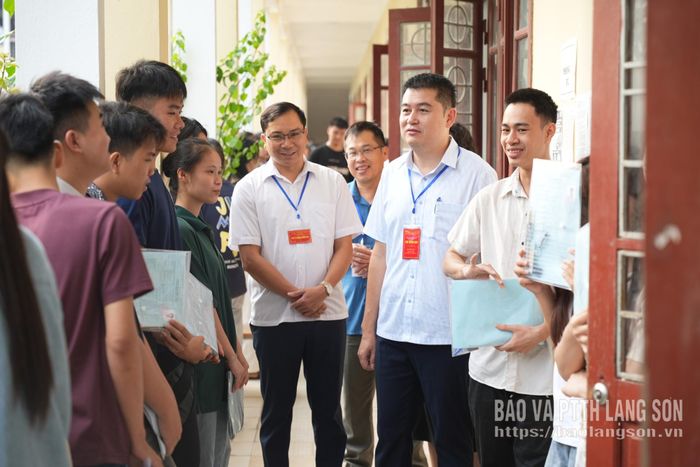 Đoàn công tác động viên các thí sinh tại điểm thi Trường THPT Bắc Sơn