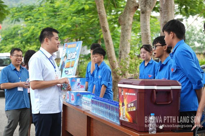 Đoàn công tác kiểm tra tại khu vực tiếp sức mùa thi tại điểm thi Trường THPT Vũ Lễ