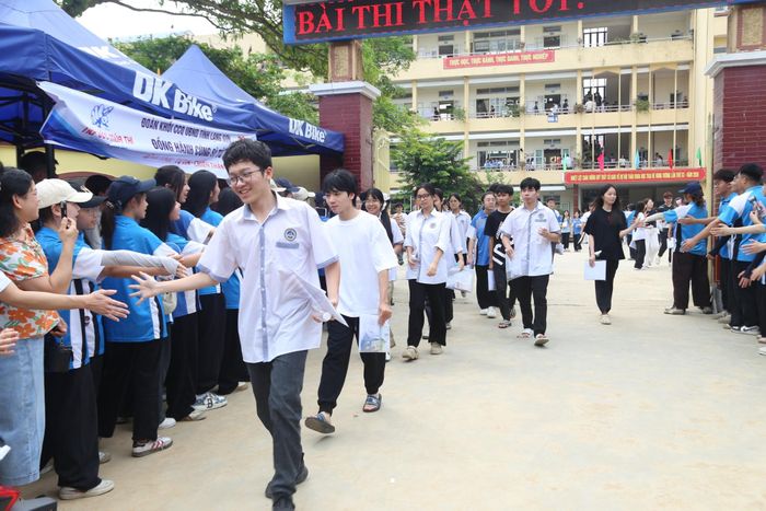 Các thí sinh rời điểm thi sau khi kết thúc buổi thi cuối cùng sáng 12/6