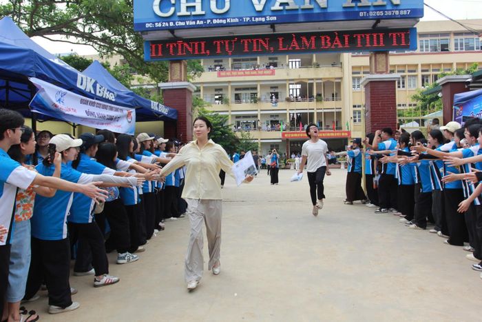 Thí sinh vui vẻ rời điểm thi sau khi kết thúc buổi thi cuối cùng