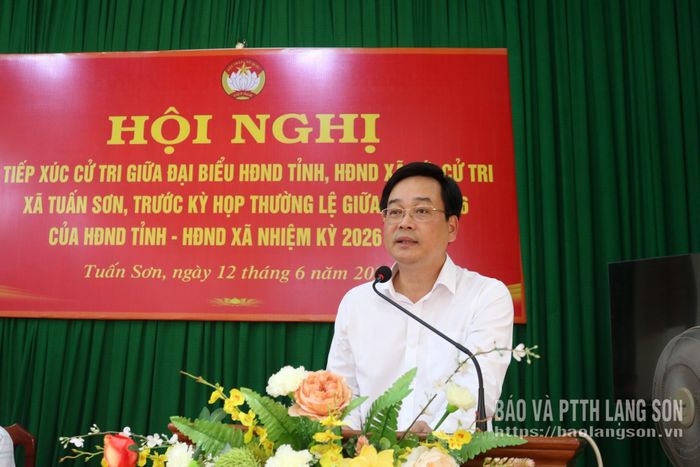 Đồng chí Vũ Hoàng Quý, Ủy viên Ban Thường vụ Tỉnh ủy, Chủ nhiệm Ủy ban Kiểm tra Tỉnh ủy, đại biểu HĐND tỉnh (tổ Đại biểu số 1 HĐND tỉnh) phát biểu tại hội nghị