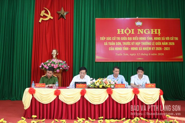 Các đại biểu HĐND tỉnh và HĐND xã lắng nghe các ý kiến của cử tri