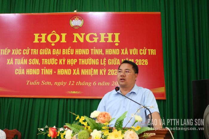 Lãnh đạo UBND xã Tuấn Sơn giải đáp một số ý kiến tại hội nghị