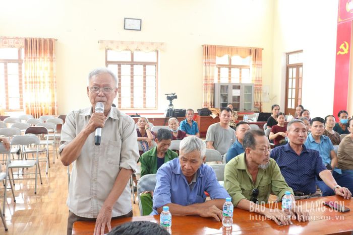 Cử tri thôn Cã Trong phát biểu ý kiến tại hội nghị