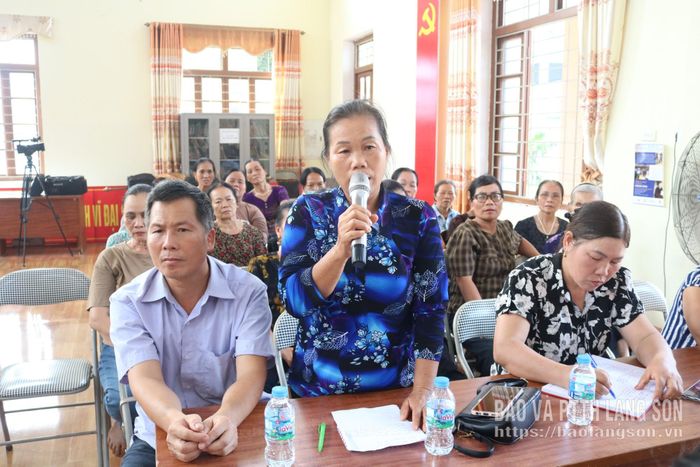 Cử tri thôn Văn Miêu phát biểu ý kiến tại hội nghị