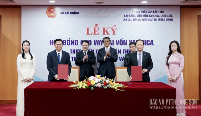 Cục trưởng Cục Quản lý nợ và Kinh tế đối ngoại Nguyễn Quốc Phương và Phó Chủ tịch Thường trực UBND tỉnh Lạng Sơn Đinh Hữu Học ký kết hợp đồng cho vay lại nguồn vốn vay nước ngoài 