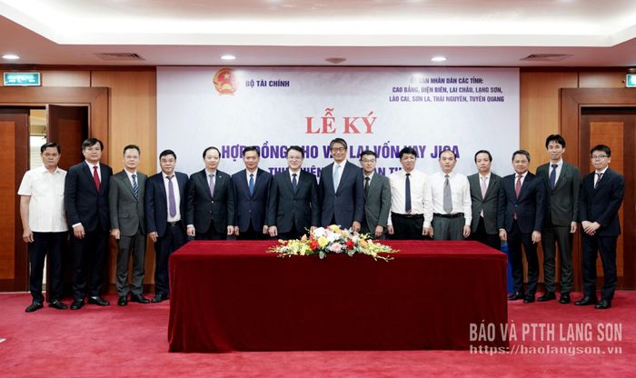 Lãnh đạo Bộ Tài chính, Đại sứ Đặc mệnh toàn quyền Nhật Bản tại Việt Nam và đại diện nhà tài trợ chụp ảnh cùng lãnh đạo 8 tỉnh lại lễ ký kết