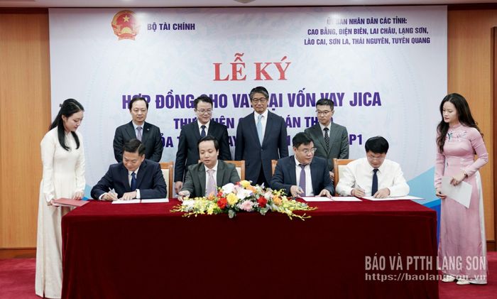 Lãnh đạo UBND các tỉnh ký cam kết thi đua thực hiện các dự án tại lễ ký kết