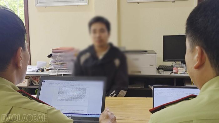 Lực lượng kiểm lâm làm việc với người liên quan trong quá trình xác minh vụ việc vận chuyển lâm sản tại xã Sín Chéng.