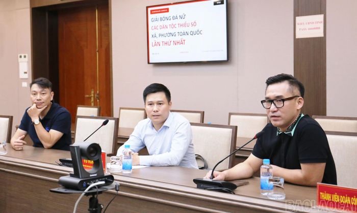 Đoàn công tác của VTV 5 tại buổi làm việc.