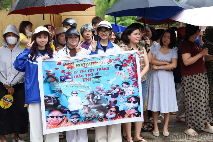 Đoàn viên thanh niên phường Nghĩa Lộ đưa đón và phát cơm miễn phí cho học sinh Trường Trung cấp dân tộc nội trú Nghĩa Lộ, phường Nghĩa Lộ.