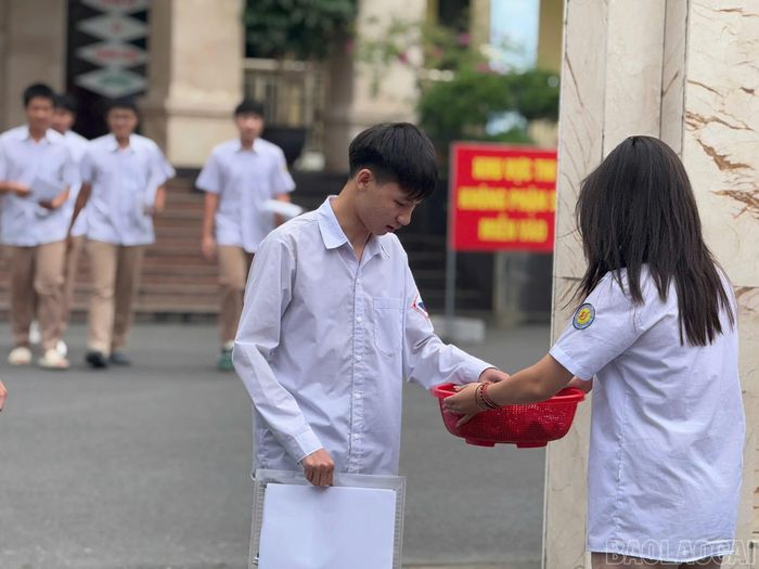 Viên kẹo may mắn được gửi trao cho các sỹ tử tại điểm thi Trường THPT Lào Cai.