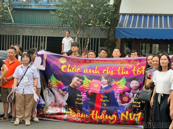 Những tấm băng rôn cổ vũ đầy yêu thương của người thân dành cho thí sinh tại các điểm trường.