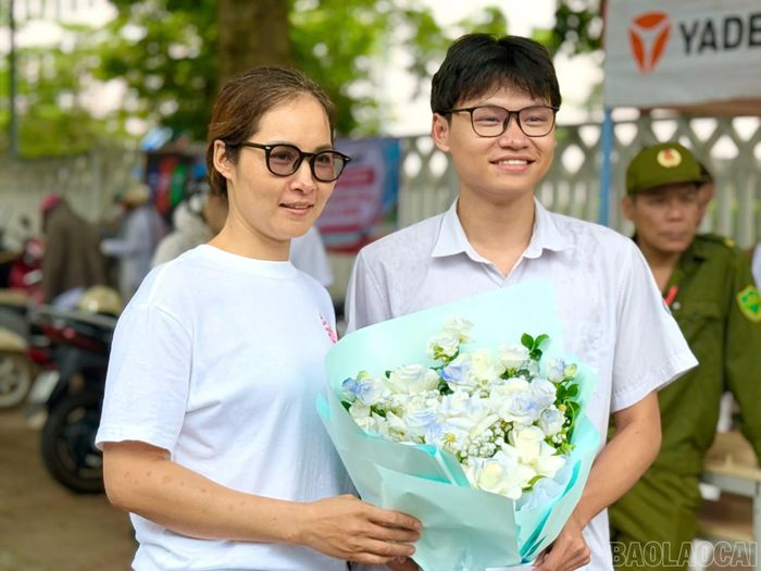 Gia đình luôn là điểm tựa tinh thần, đồng hành cùng sĩ tử.