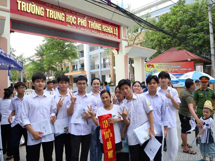 Cô giáo chủ nhiệm cổ vũ tinh thần cho thí sinh tại điểm thi Trường THPT Nghĩa Lộ.