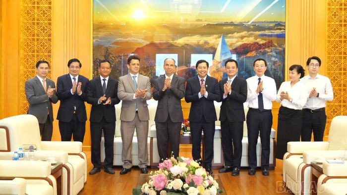 Lãnh đạo tỉnh Lào Cai và Đoàn công tác Đại sứ quán Cuba tại Việt Nam trao quà lưu niệm và chụp ảnh chung.