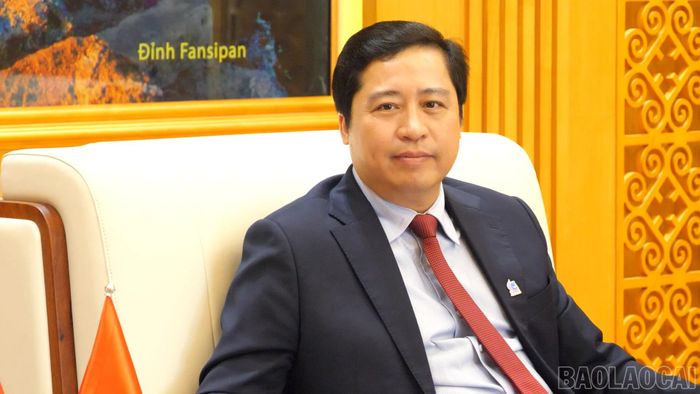 Đồng chí Bí thư Tỉnh ủy Dương Quốc Huy giới thiệu khái quát tình hình phát triển kinh tế - xã hội, tiềm năng, lợi thế của tỉnh Lào Cai.