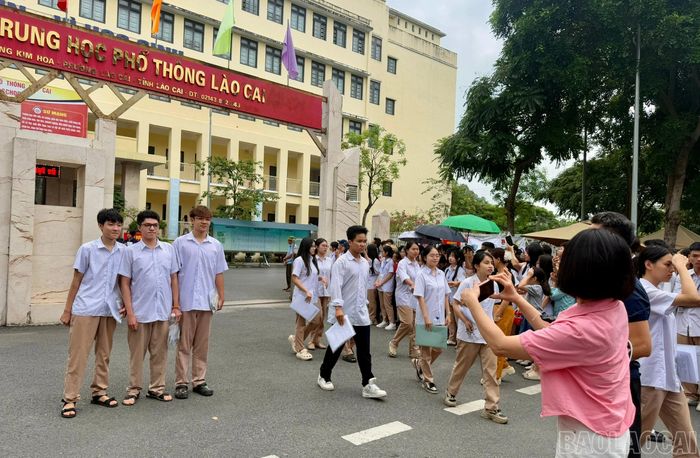 Các thí sinh tranh thủ chụp ảnh lưu niệm mùa thi.