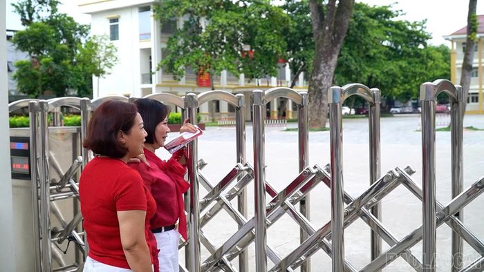 Những "trái tim" chờ đợi ngoài trường thi.