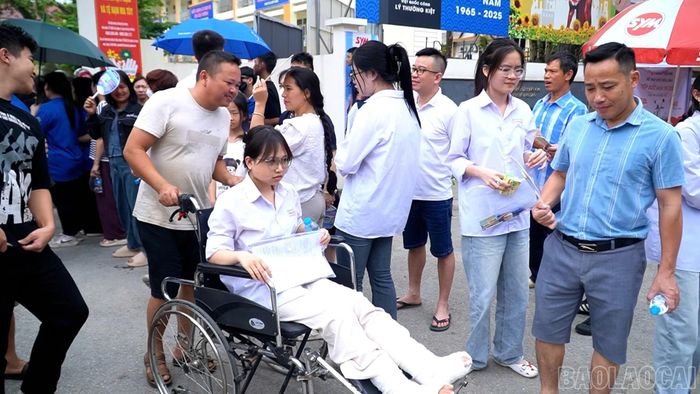 Thí sinh tại điểm thi Trường THPT Lý Thường Kiệt, phường Yên Bái nỗ lực trong suốt kỳ thi dù gặp sự cố về sức khỏe.