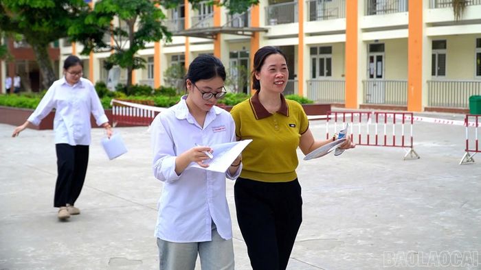 Thí sinh phấn khởi vì đã hoàn thành kỳ thi.