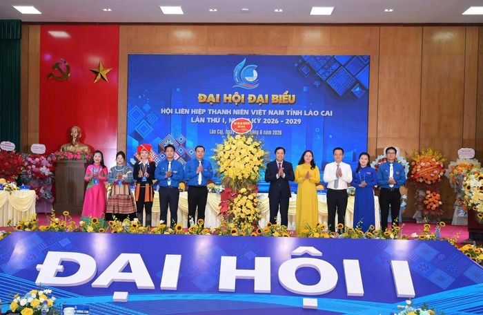 Thường trực Tỉnh ủy Lào Cai tặng hoa đại hội.
