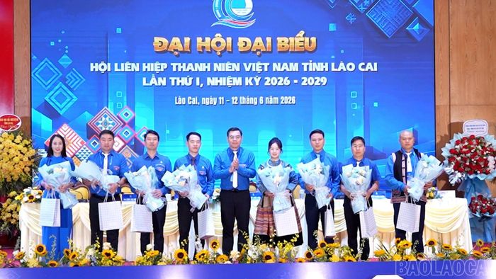 Lãnh đạo Hội Liên hiệp Thanh niên Việt Nam tỉnh Lào Cai tặng hoa tri ân các Ủy viên Ủy ban Hội không tiếp tục tham gia khóa I, nhiệm kỳ 2026 - 2029.