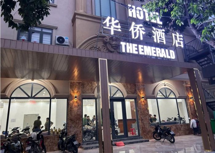 Khách sạn The Emerald Gold - nơi phát hiện nhóm người Trung Quốc lập "đại bản doanh" hoạt động lừa đảo.