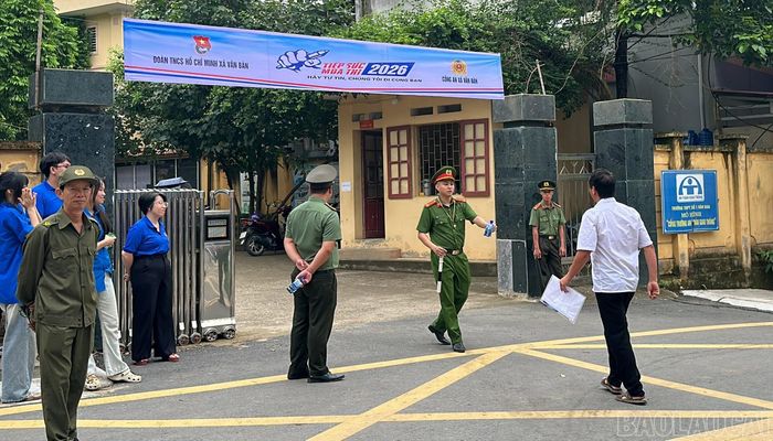 Anh Chúng nhận được sự cổ vũ nhiệt tình khi đi thi.