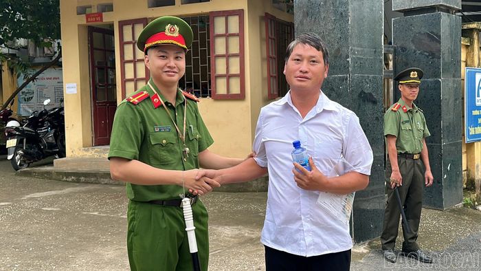 Anh Chúng chuẩn bị bước vào phòng thi.