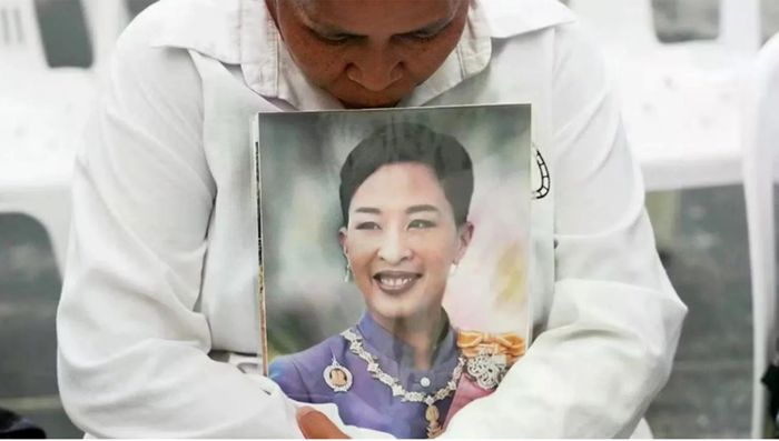 Một người dân ôm ảnh của Công chúa Bajrakitiyabha Narendira Debyavati.