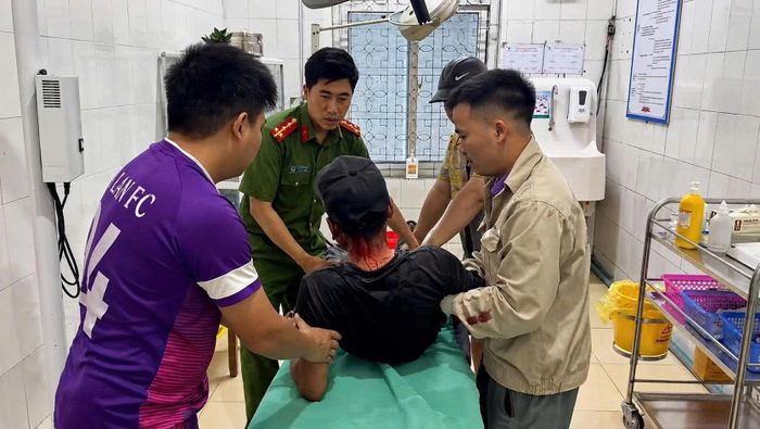 Lực lượng Công an xã Văn Bàn hỗ trợ đưa anh Hoàng Văn Thiệp đến cơ sở y tế cấp cứu.