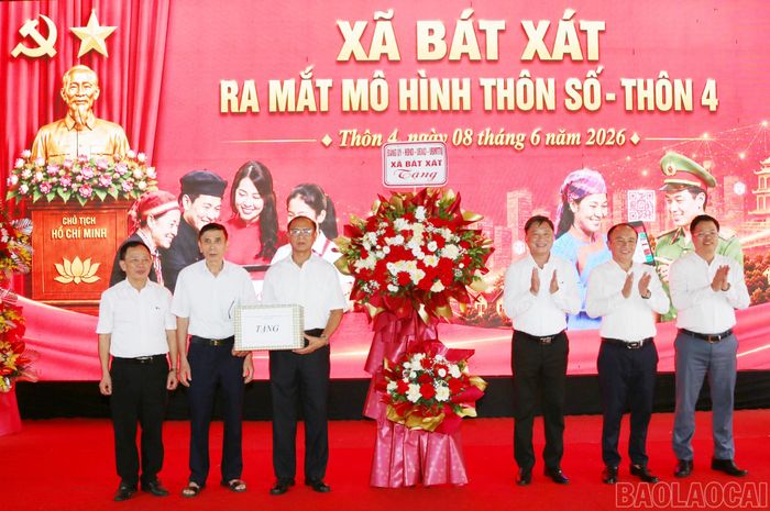 Thường trực Đảng ủy xã Bát Xát tặng hoa chúc mừng thôn 4.
