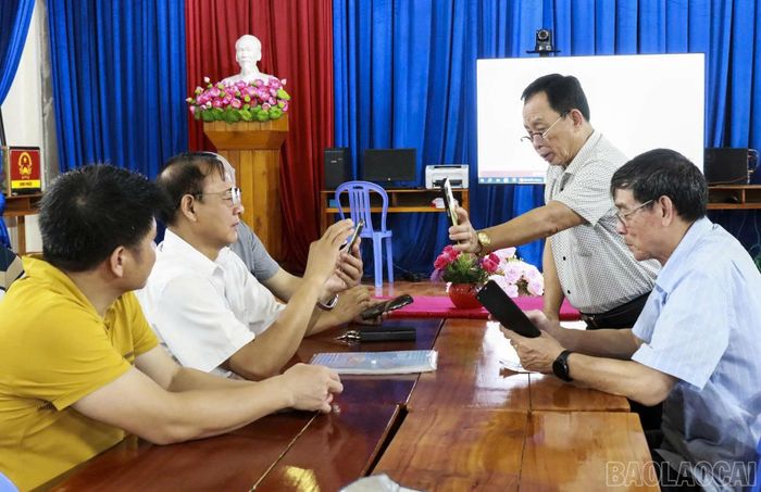Người cao tuổi ở xã Bát Xát tiếp cận công nghệ số.