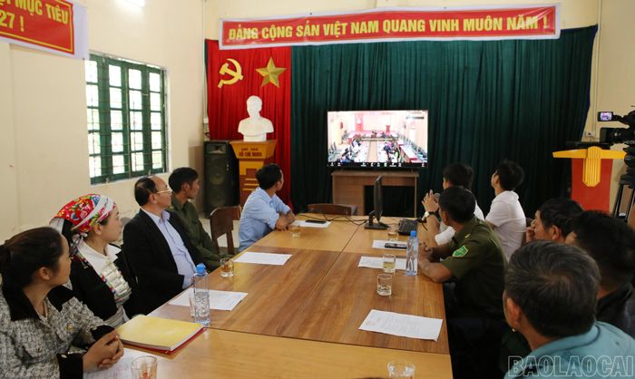 Tổ chức họp trực tuyến từ điểm cầu Đảng ủy xã tới các chi bộ thôn.