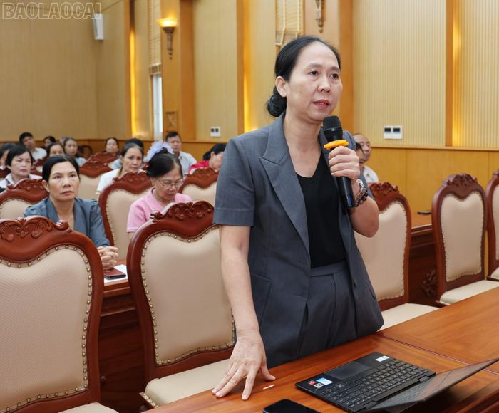 Cử tri các điểm cầu phát biểu ý kiến tại hội nghị.