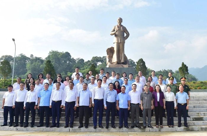 Các đồng chí Thường trực Tỉnh ủy, Ban Thường vụ Tỉnh ủy hai tỉnh Lào Cai và Tuyên Quang đến dâng hương tại các địa chỉ đỏ thuộc Khu di tích lịch sử Quốc gia đặc biệt Tân Trào, tỉnh Tuyên Quang.