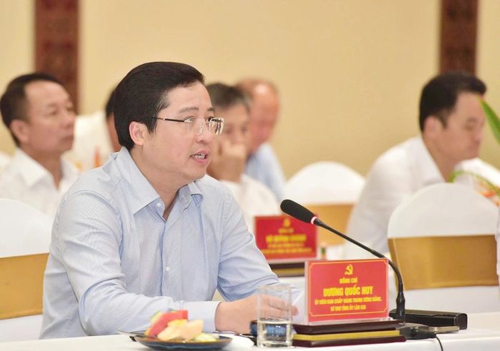 Đồng chí Dương Quốc Huy - Ủy viên Ban Chấp hành Trung ương Đảng, Bí thư Tỉnh ủy Lào Cai phát biểu tại hội nghị.