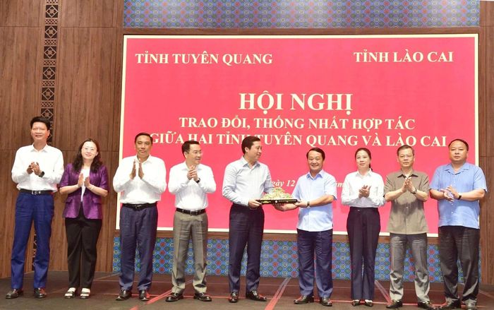 Các đồng chí lãnh đạo 2 tỉnh trao quà lưu niệm.