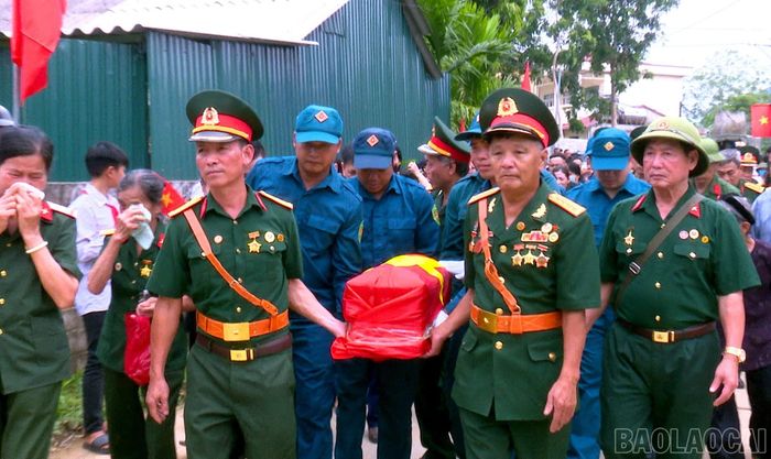 Hội Hỗ trợ gia đình liệt sĩ tỉnh Lào Cai hỗ trợ gia đình đưa hài cốt liệt sĩ trở về quê hương an táng.
