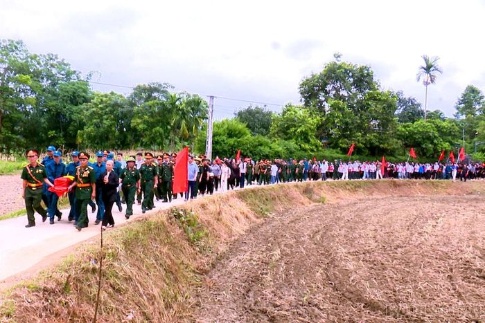 Đông đảo Nhân dân đón nhận hài cốt liệt sĩ Nguyễn Văn Chức trở về quê hương an táng.