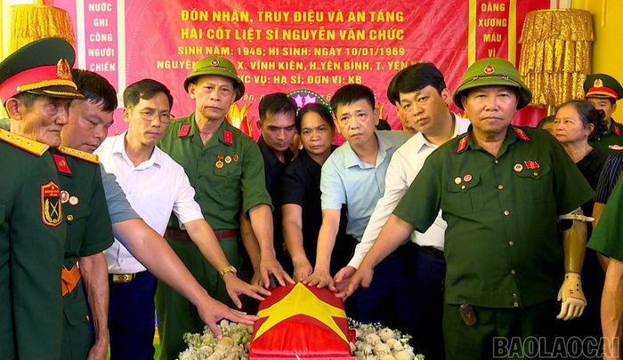 Hội Hỗ trợ gia đình liệt sĩ tỉnh phối hợp với Đảng ủy, UBND, Ủy ban MTTQ xã Cảm Nhân và thân nhân gia đình liệt sĩ tổ chức lễ tiếp nhận, bàn giao hài cốt liệt sĩ.