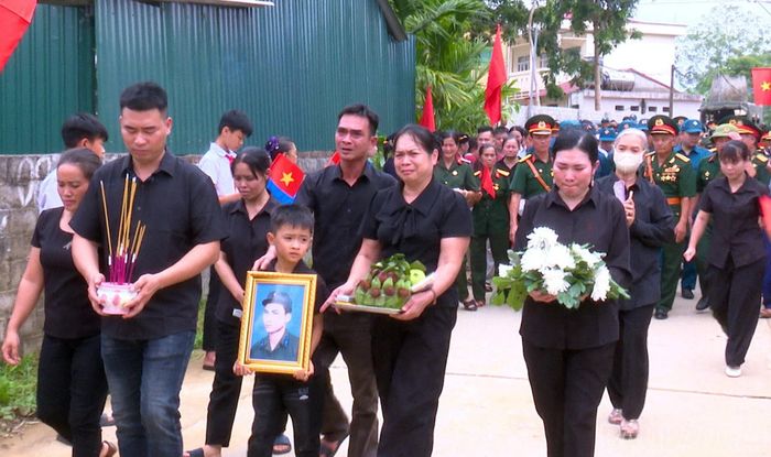 Thân nhân gia đình liệt sĩ xúc động đón liệt sĩ Nguyễn Văn Chức trở về quê hương.