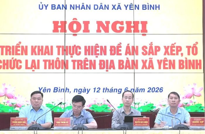 Các đồng chí lãnh đạo xã chủ trì hội nghị.